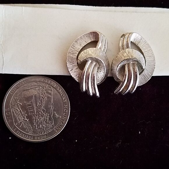 Monet Women's Vintage Silvertone Clip-On Earrings Classic Retro Jewelry - Picture 1 of 2